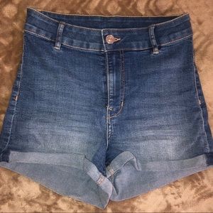 NEW. H&M HIGH-WASTED SUPER STRECH JEAN SHORTS